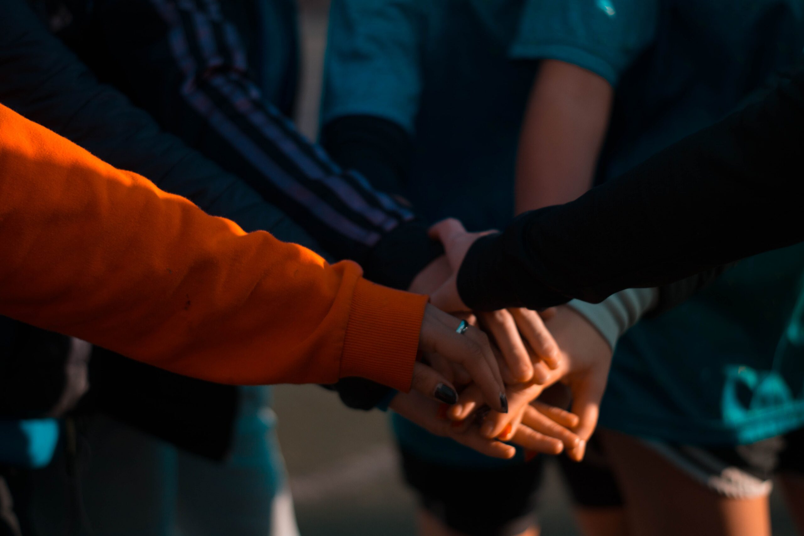 Mani unite in un gesto di collaborazione e sostegno
