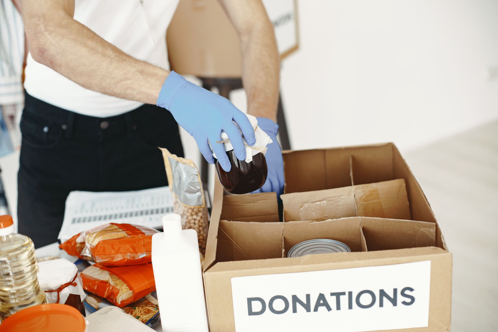 Preparazione di un pacco di aiuti alimentari